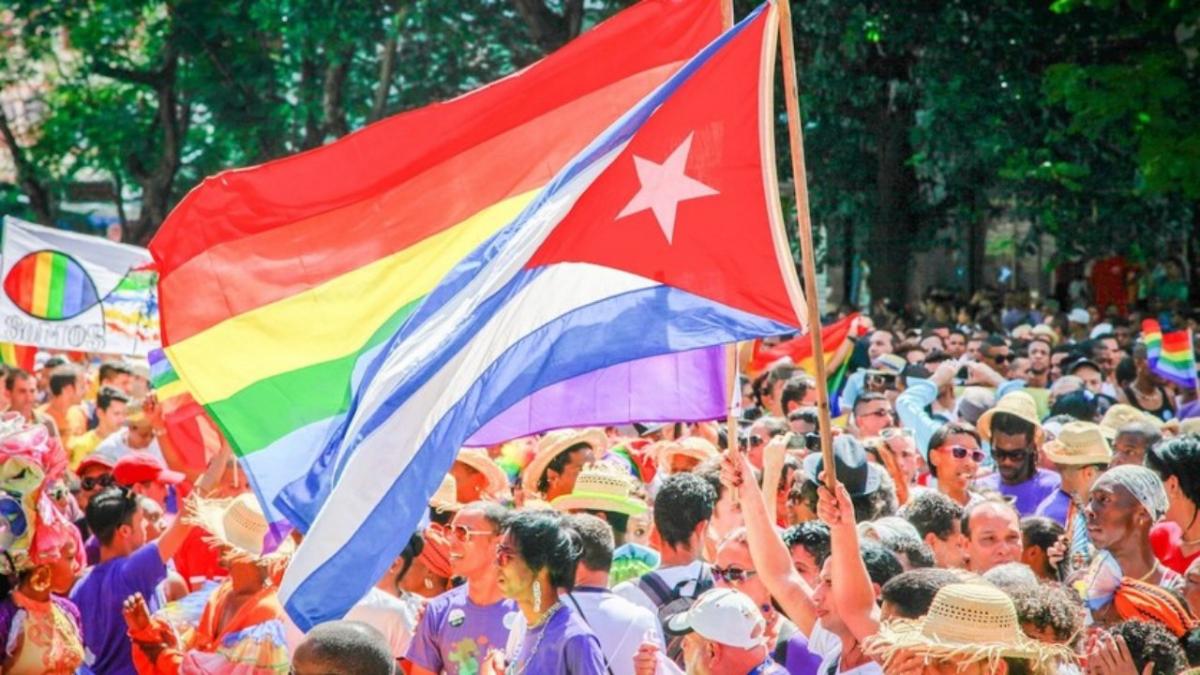 Küba LGBT’ye teslim oldu