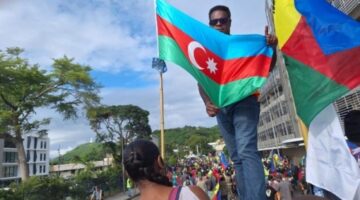 Sömürgesi isyan eden Fransa Azerbaycan’ı suçluyor
