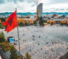 Arnavutlar sandık başına gitti