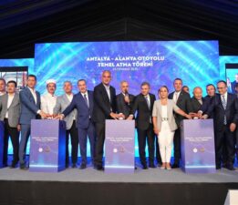 Memleket yanıyor Antalya oynuyor