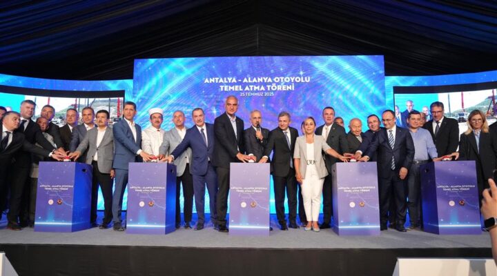 Memleket yanıyor Antalya oynuyor