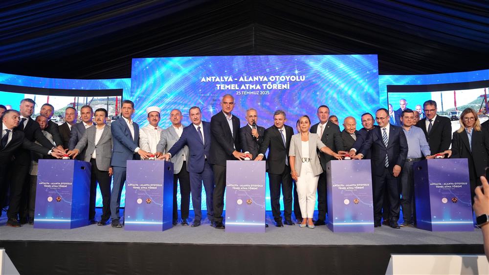 Memleket yanıyor Antalya oynuyor