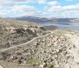 Susuzluktan batmış köyler ortaya çıktı