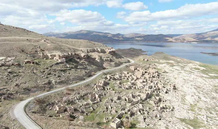 Susuzluktan batmış köyler ortaya çıktı