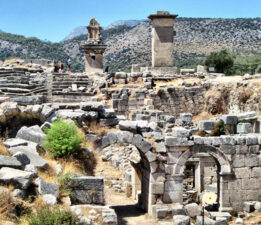 Meyve bahçesinde Zeus tapınağı