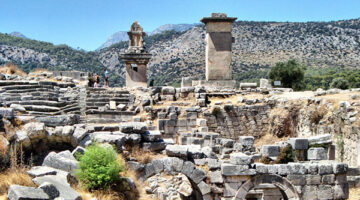 Meyve bahçesinde Zeus tapınağı