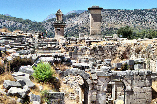 Meyve bahçesinde Zeus tapınağı