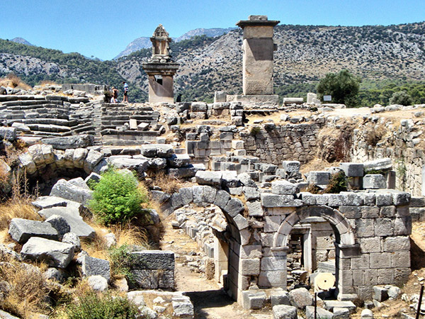 Meyve bahçesinde Zeus tapınağı