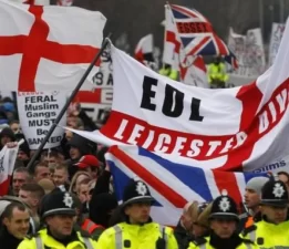 İngiliz gün aşırı camilere saldırıyor