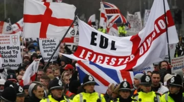 İngiliz gün aşırı camilere saldırıyor