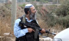 Silahlı Yahudiler Filistin köyünü yakıp yıktı