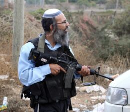 Silahlı Yahudiler Filistin köyünü yakıp yıktı