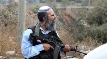 Silahlı Yahudiler Filistin köyünü yakıp yıktı