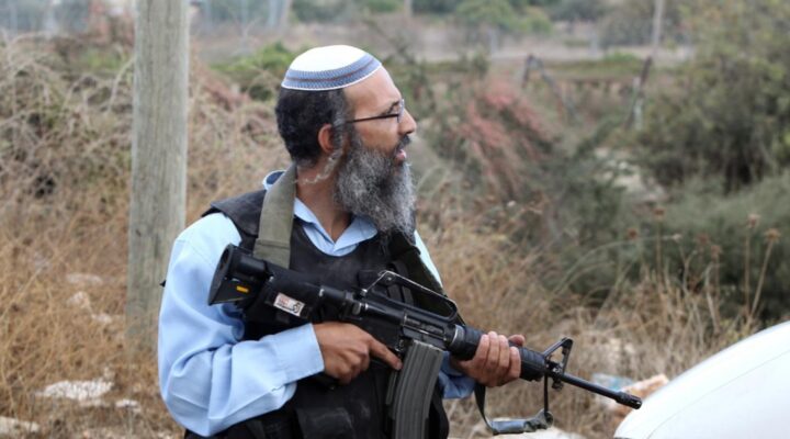 Silahlı Yahudiler Filistin köyünü yakıp yıktı